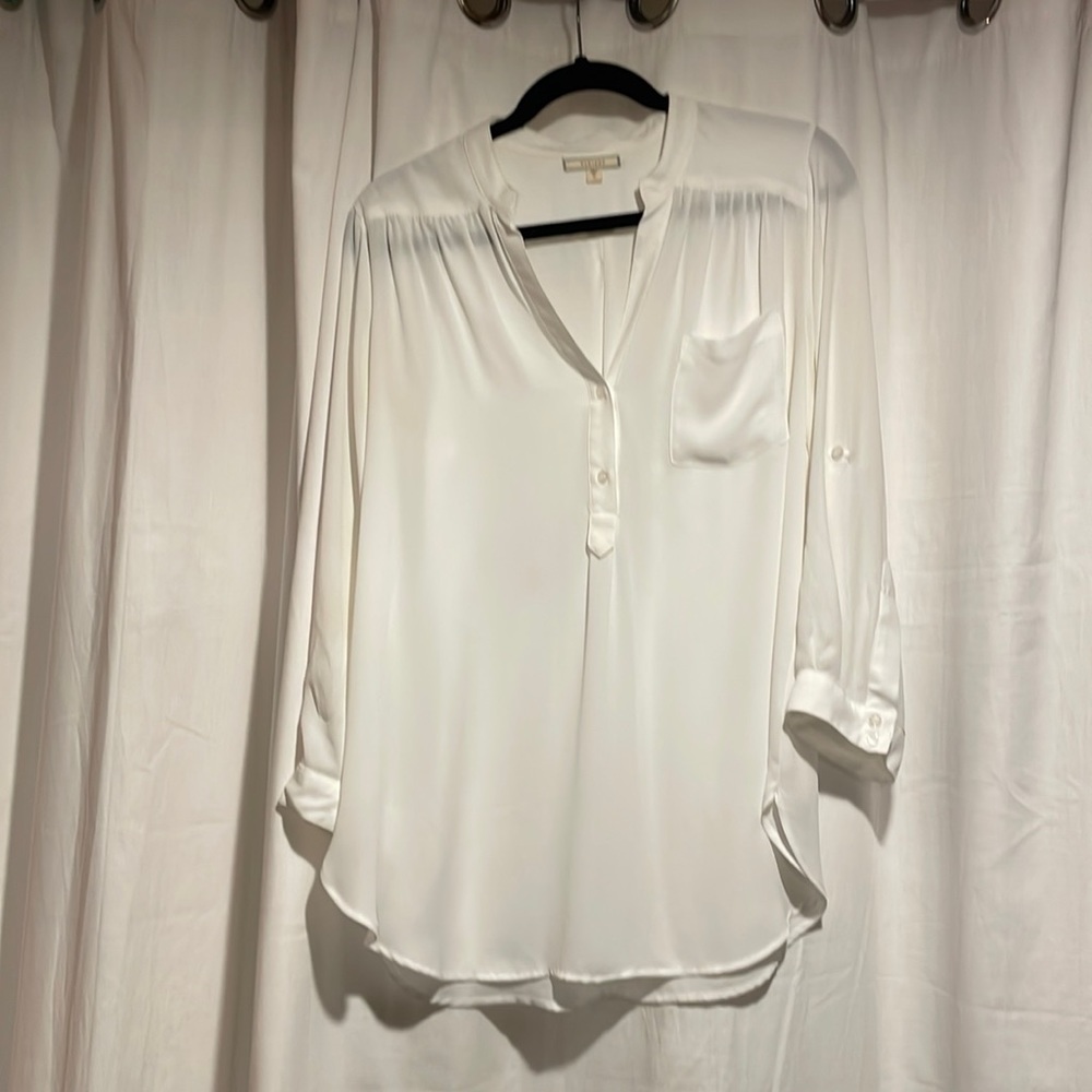 Pleione essential v-neck blouse